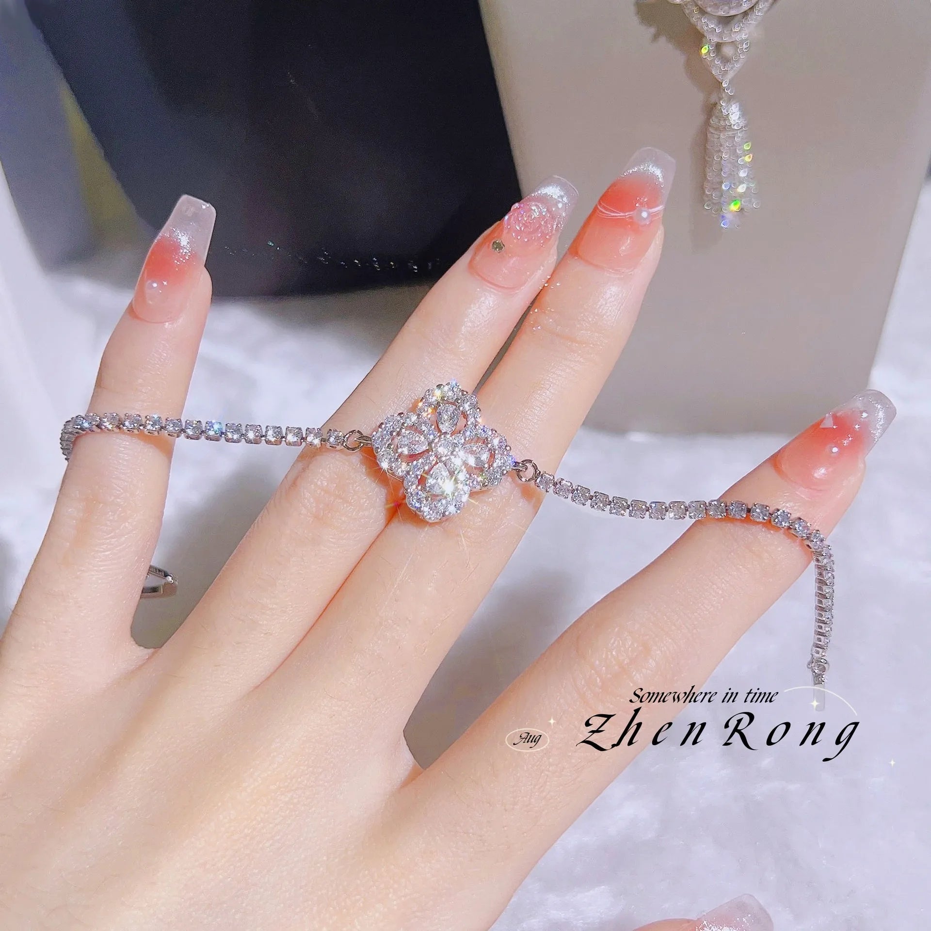 Foydjew 2023 New Trend Four-leaf Clover Design White/Blue Zircon Austria Crystal Bracelets Chain For Women Daily Accessories