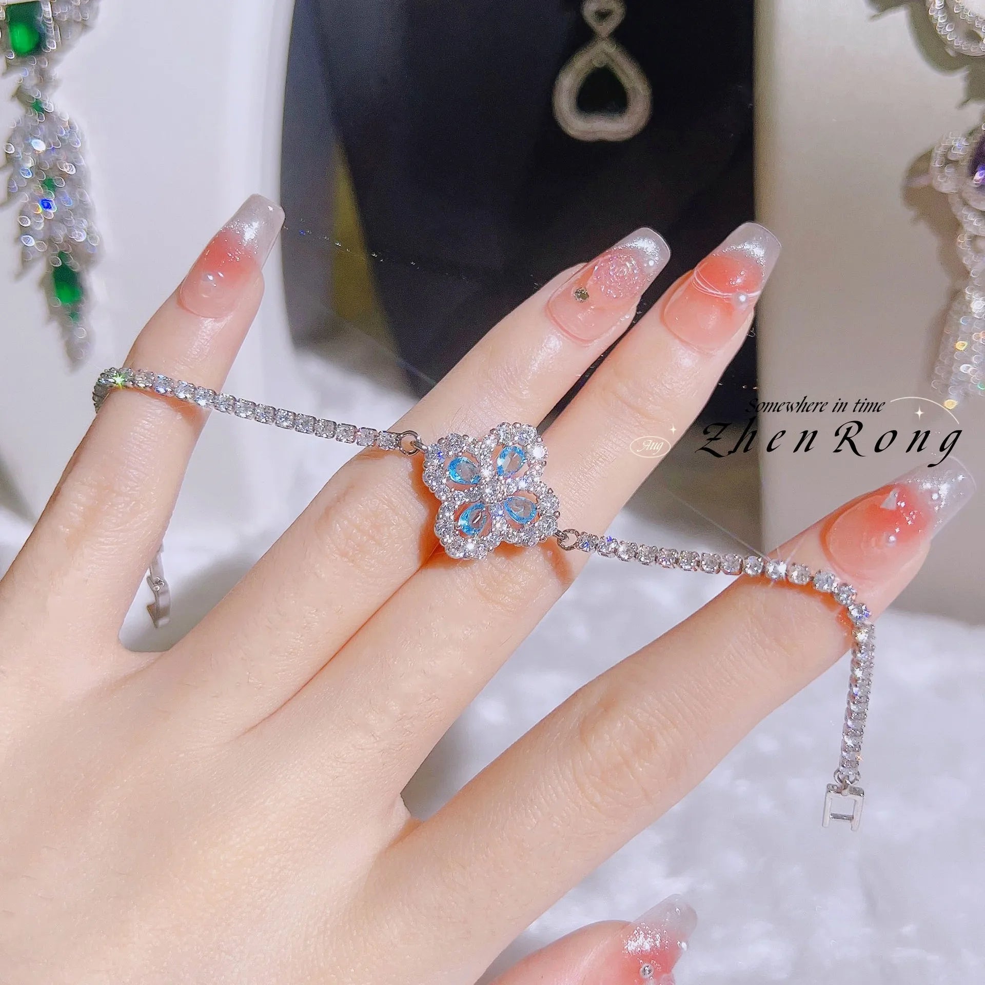 Foydjew 2023 New Trend Four-leaf Clover Design White/Blue Zircon Austria Crystal Bracelets Chain For Women Daily Accessories